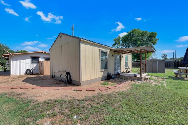 148 Meadows DR, Elgin, TX 78621