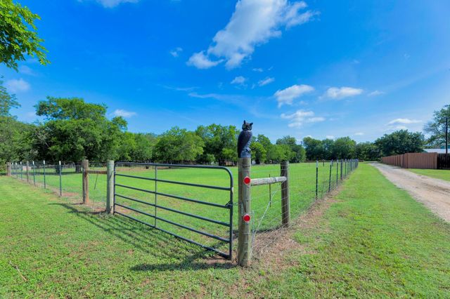 148 Meadows DR, Elgin, TX 78621