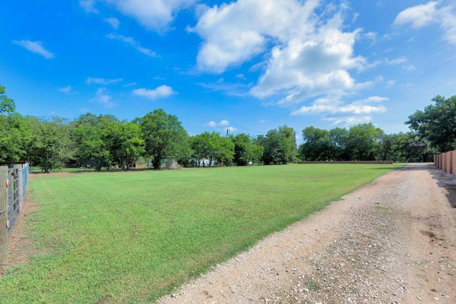 148 Meadows DR, Elgin, TX 78621