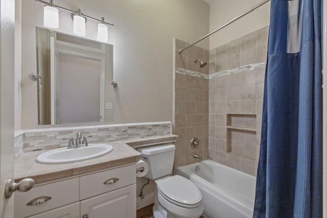 5533 W River Bottom Avenue, Fresno, CA 93722