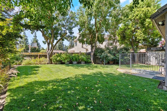 5533 W River Bottom Avenue, Fresno, CA 93722