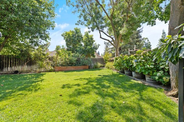 5533 W River Bottom Avenue, Fresno, CA 93722