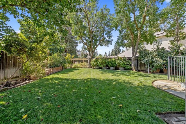 5533 W River Bottom Avenue, Fresno, CA 93722