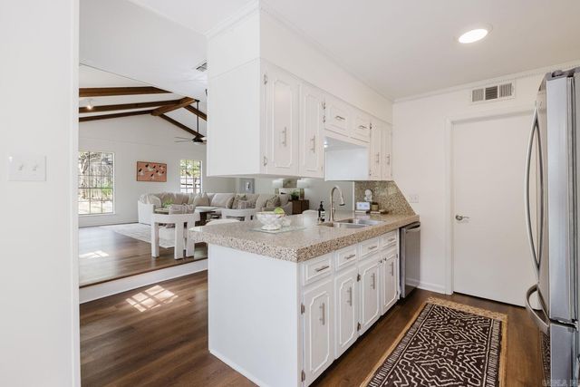 18 Shawnee Forest Cove, Little Rock, AR 72212