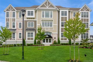 21105 Aspenwood Drive 275, Plainview, NY 11803
