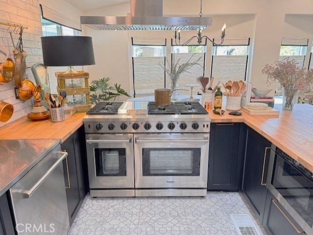250 Mayflower, Newport Beach, CA 92660