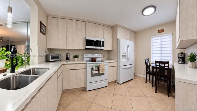 1400 SW 137th Ave 305F, Pembroke Pines, FL 33027