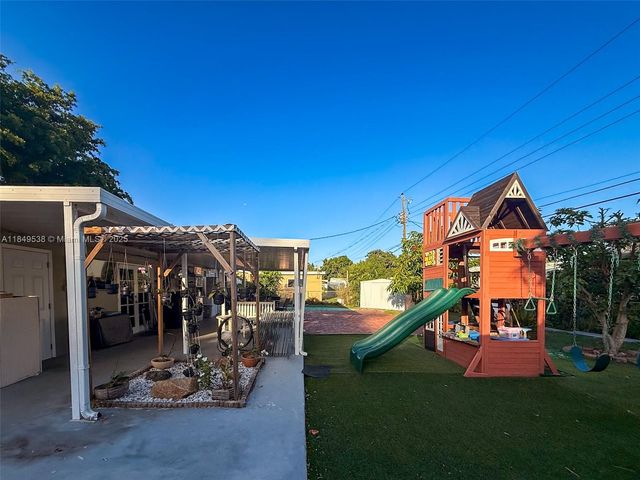 7320 NW 2nd St, Pembroke Pines, FL 33024