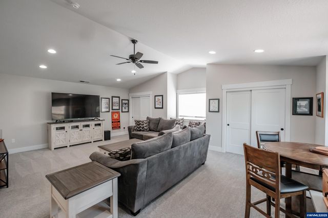 494 Troon Av, Woodburn, OR 97071
