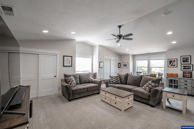 494 Troon Av, Woodburn, OR 97071