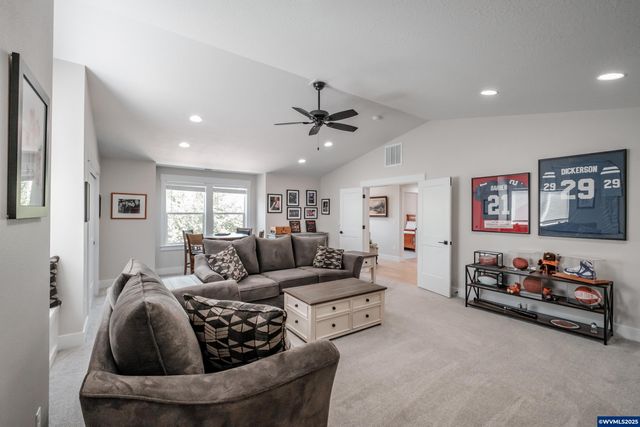 494 Troon Av, Woodburn, OR 97071