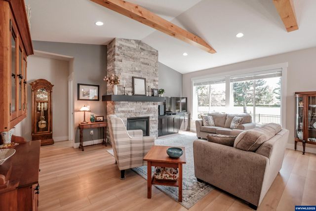 494 Troon Av, Woodburn, OR 97071