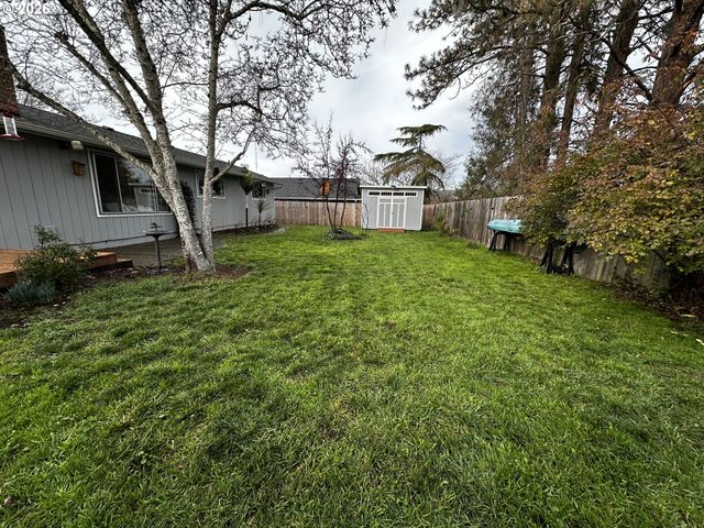 2345 CIRCLE Dr, Roseburg, OR 97471