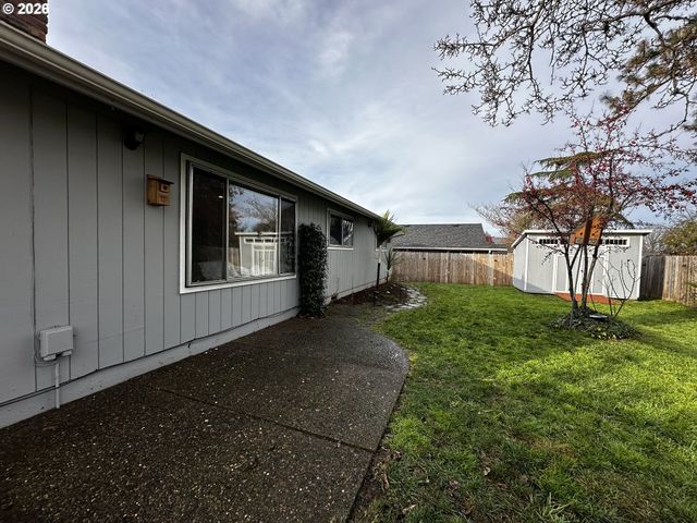 2345 CIRCLE Dr, Roseburg, OR 97471