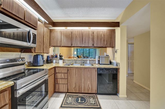 1713 Whitehall Dr 304, Davie, FL 33324