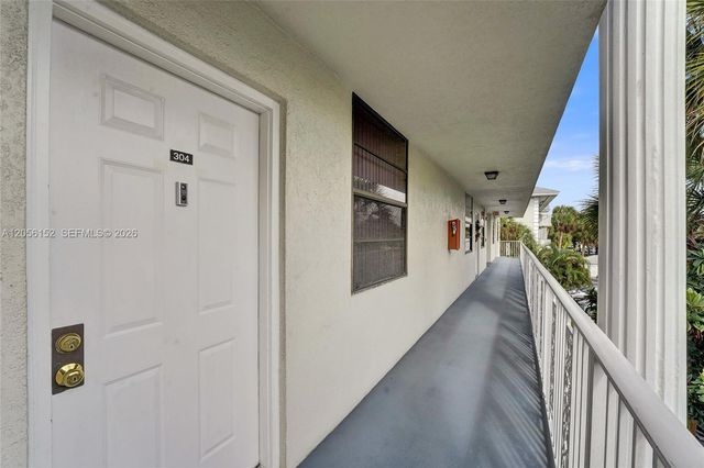 1713 Whitehall Dr 304, Davie, FL 33324