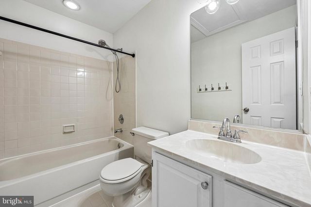 21208 HEDGEROW TER, Ashburn, VA 20147