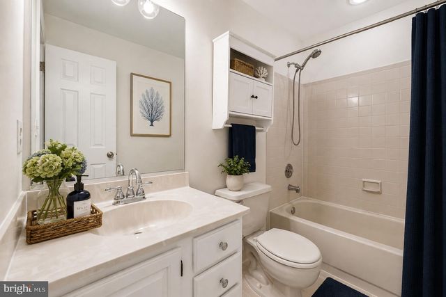 21208 HEDGEROW TER, Ashburn, VA 20147