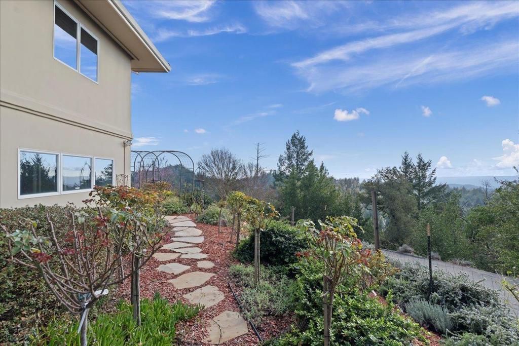 Image 53 of property listing at 19975 Skyline Boulevard, Los Gatos, CA 95033