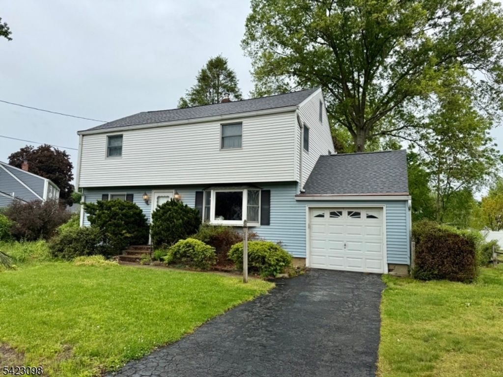 52 Burch Dr, Morris Plains Boro, NJ 07950