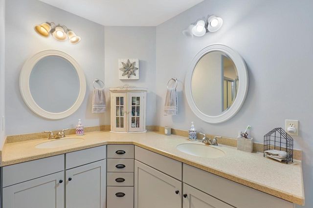 N52W35321 Lighthouse LANE, Oconomowoc, WI 53066