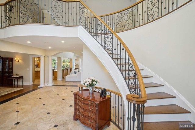 8 Willow Drive, Englewood Cliffs, NJ 07632