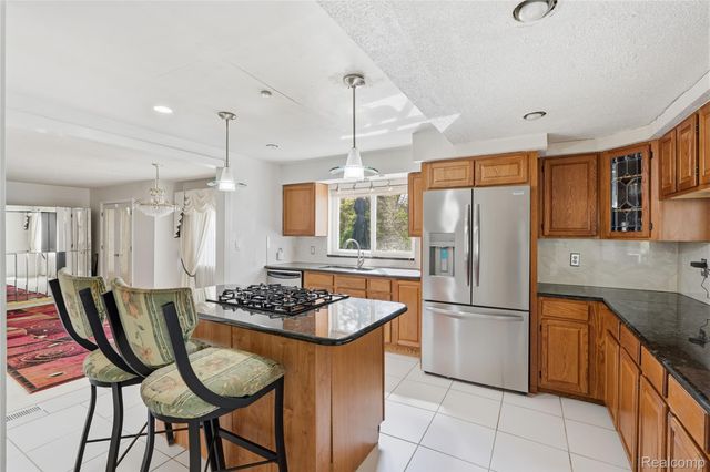 27881 Rackham Drive, Lathrup Village, MI 48076