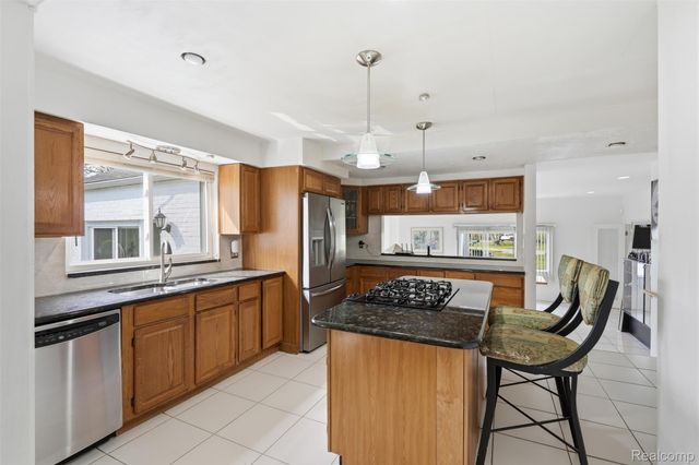 27881 Rackham Drive, Lathrup Village, MI 48076