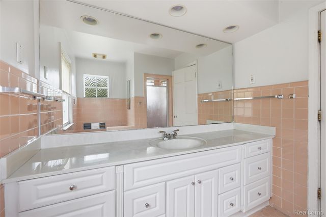 27881 Rackham Drive, Lathrup Village, MI 48076