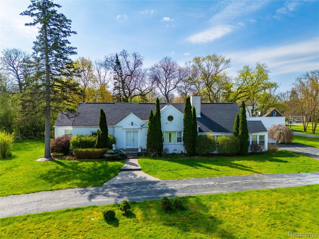 27881 Rackham Drive, Lathrup Village, MI 48076