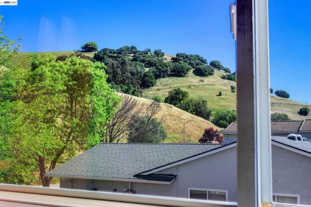 77 Barnes Ln, Fremont, CA 94536