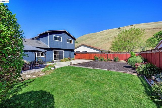 77 Barnes Ln, Fremont, CA 94536