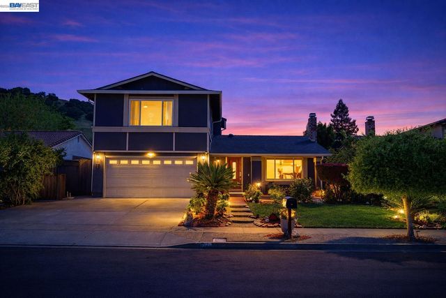 77 Barnes Ln, Fremont, CA 94536