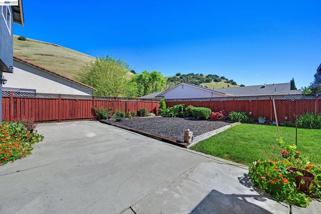 77 Barnes Ln, Fremont, CA 94536