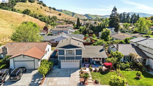 77 Barnes Ln, Fremont, CA 94536