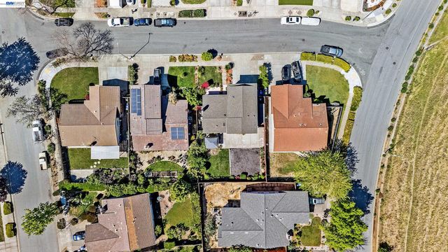 77 Barnes Ln, Fremont, CA 94536