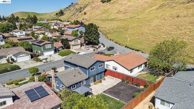 77 Barnes Ln, Fremont, CA 94536