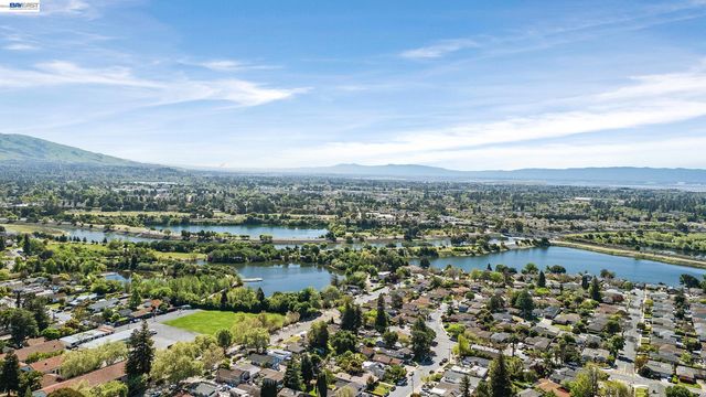 77 Barnes Ln, Fremont, CA 94536