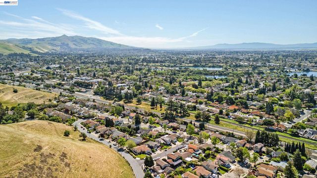 77 Barnes Ln, Fremont, CA 94536