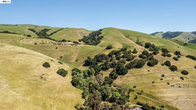 77 Barnes Ln, Fremont, CA 94536