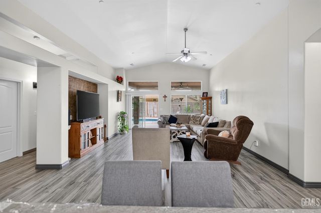 9411 Godiva Avenue, Bakersfield, CA 93311