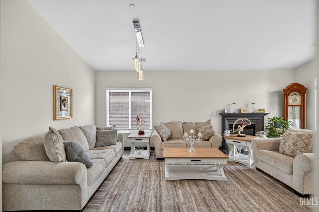 9411 Godiva Avenue, Bakersfield, CA 93311