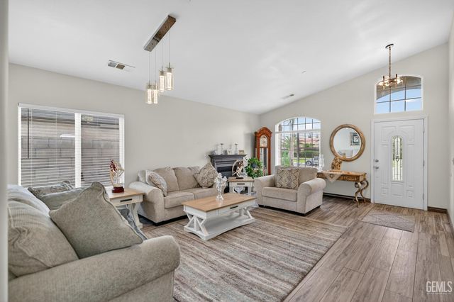 9411 Godiva Avenue, Bakersfield, CA 93311