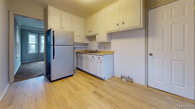 21171 Dexter Boulevard, Warren, MI 48089