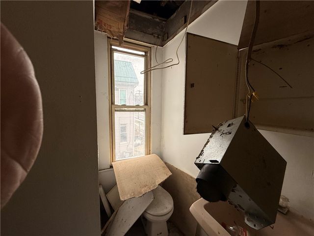 404 E Locust St, City Of But Ne, PA 16001