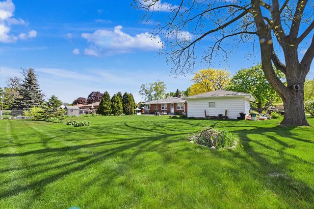 3633 158th STREET, New Berlin, WI 53151