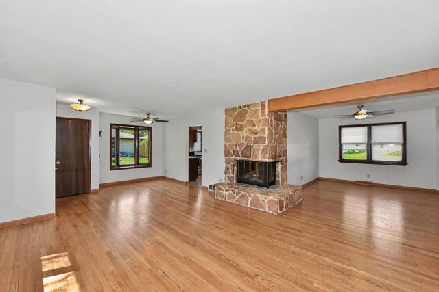 3633 158th STREET, New Berlin, WI 53151