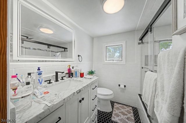 84 Roosevelt Ave, Butler Boro, NJ 07405