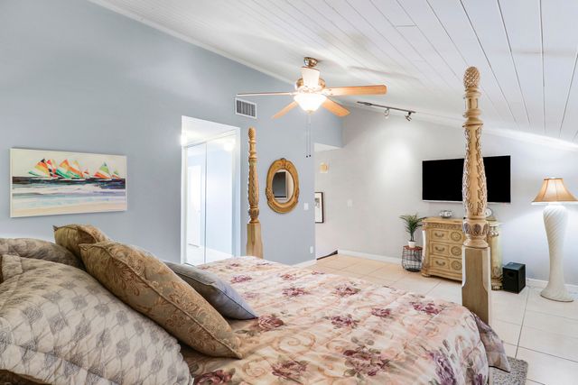 127 Old Meadow Way, Palm Beach Gardens, FL 33418