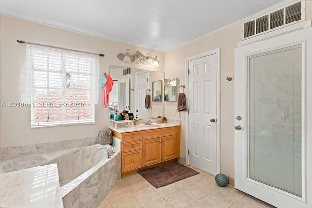 1642 Blue Jay Cir, Weston, FL 33327